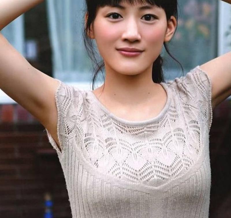 綾瀬はるかのFカップおっぱい、重量感やべぇ。好感度No.1のベテラン巨乳女優、やっぱ好き！のサムネイル