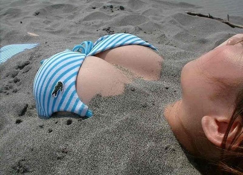 海で見つけたおっぱいギャルたちのビキニ姿が眩しすぎ！のサムネイル