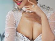 【これ逮捕だろ!?】キャンギャル衣装の過激化が止まらずおっぱいモロ出しの女性まで出現ｗｗｗｗｗ【動画あり】のサムネイル画像