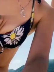 水着ハプニングエロ画像82枚 ビキニギャルのおっぱいポロリやtiktok乳首チラ集めてみた【動画あり】のサムネイル画像