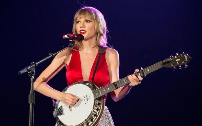 世界の歌姫、テイラー・スウィフトがライブで胸チラしてるｗｗｗのサムネイル