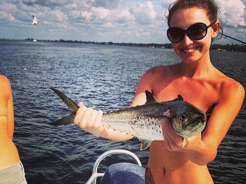 【とくダネ！】お魚で胸を隠す「魚ブラ」がエロいｗｗｗメダカでやってくれ！のサムネイル