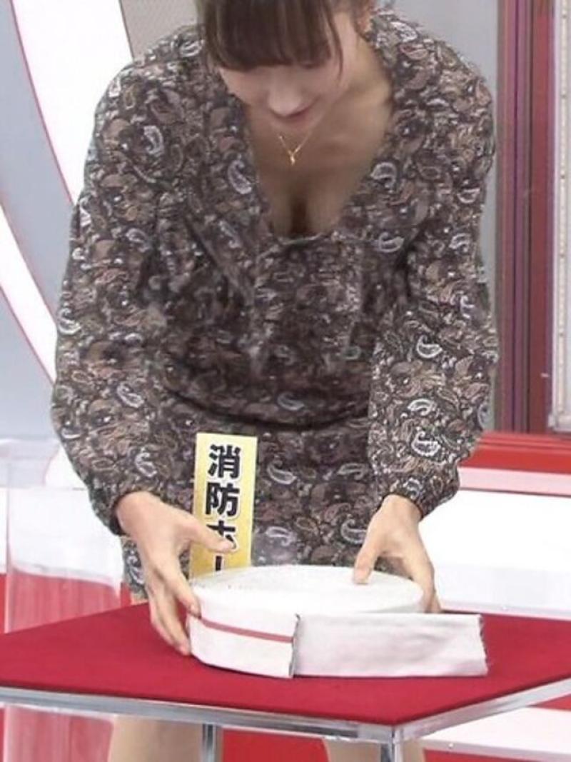 女子アナ屈指の爆乳【加藤シルビア】の前屈み谷間チラ＆着衣おっぱい画像24枚アイキャッチ画像