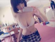 グラドルの巨乳を強調した自撮り画像のサムネイル画像