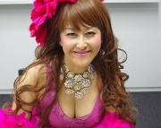 岡本夏生のBBA乳がエロスｗ現在行方不明でヤヴァイと話題にのサムネイル画像