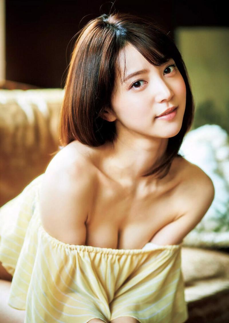 麻亜里のCカップおっぱいがエロい！プリケツ水着グラビアがたまらん！のサムネイル