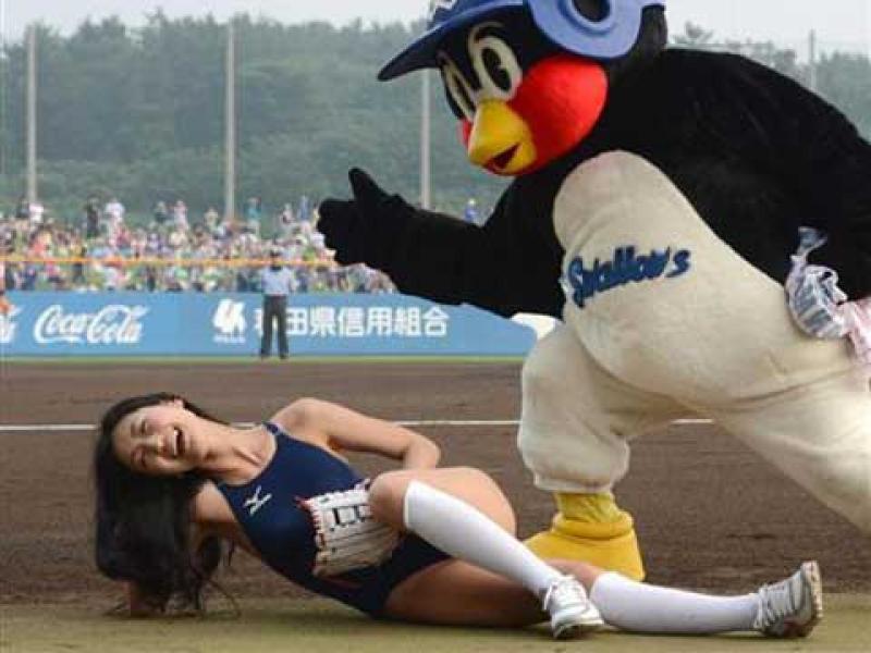 【悩殺】壇蜜の美乳スク水姿に我慢できず、つば九朗押し倒したｗｗのサムネイル