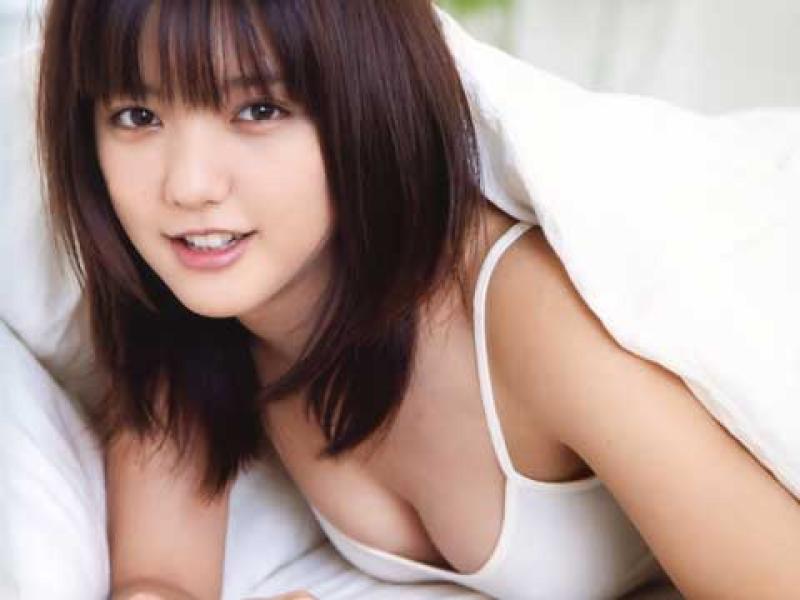 真野恵里菜のむっちり美乳画像のサムネイル