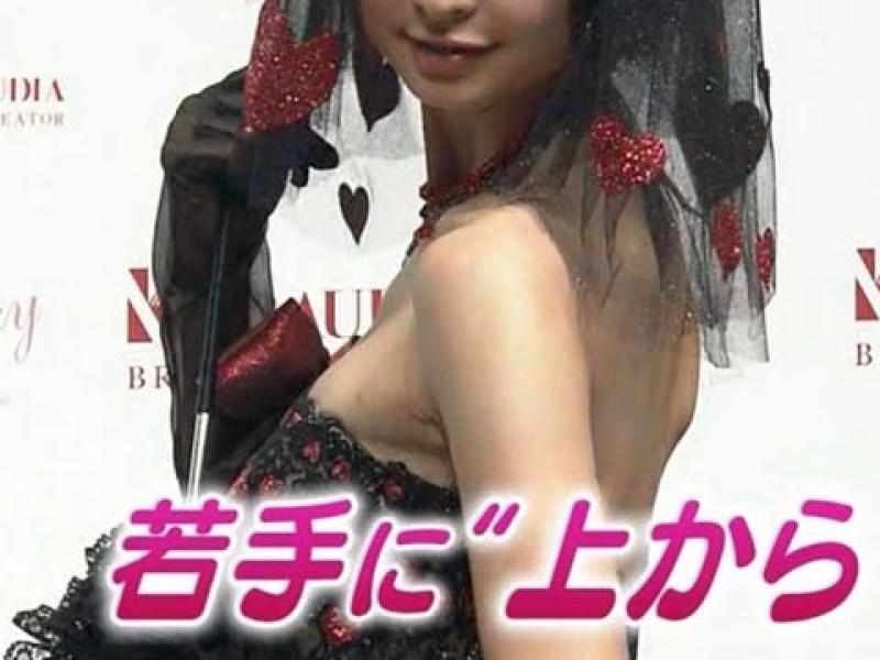 麻里子様の美乳おっぱいがドレスの縁からぷっくり出てきてしまってる件！のサムネイル