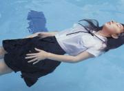 JKが制服を着たままビショビショになってマンコも濡れ濡れになったおっぱい画像！！のサムネイル画像