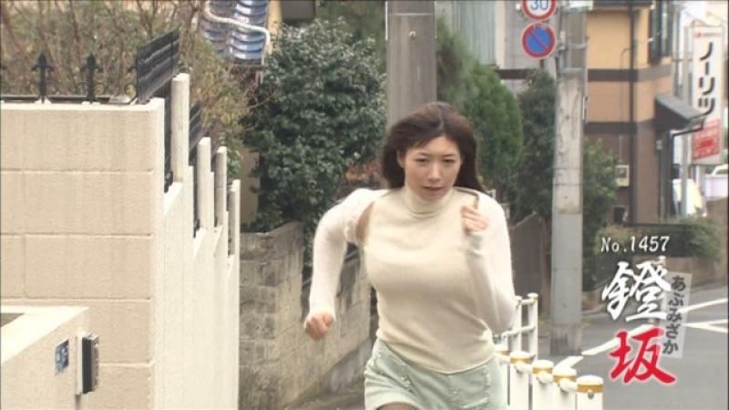 全力坂に出てる全力疾走の美女がおっぱい揺らしまくりな件ｗｗｗｗｗ（gif11枚）のサムネイル
