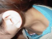 無防備すぎる素人の胸チラを盗撮しまくったンゴｗｗｗのサムネイル画像