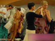 ファッションショーの裏側の様子をご覧くださいｗｗｗ　→　普通におっぱい出しててワロタｗｗｗｗｗのサムネイル画像