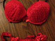 お姉さんが赤下着を脱ぎ脱ぎのサムネイル画像