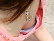 【素人胸チラ】スキを付いて胸元を盗撮したら乳首見えてた件のサムネイル画像