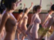 海外で人気の全裸ヨガ、おっぱい見放題だから行きたくなったのサムネイル画像