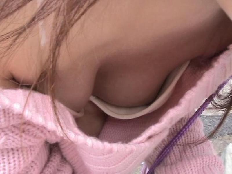 【胸チラ】ハイアングルで迫り、谷間や乳首が見えたエロ画像のサムネイル